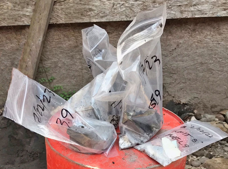 Smaller bags with ceramics, glass, clay pipe pieces