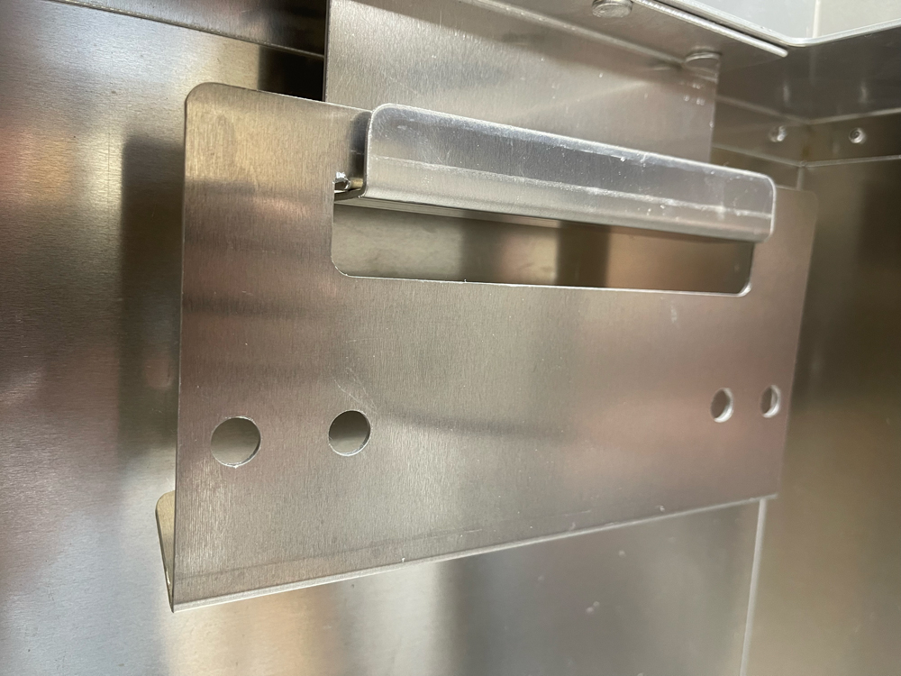 Step 3: Adapter Ice Bagger wire wicket